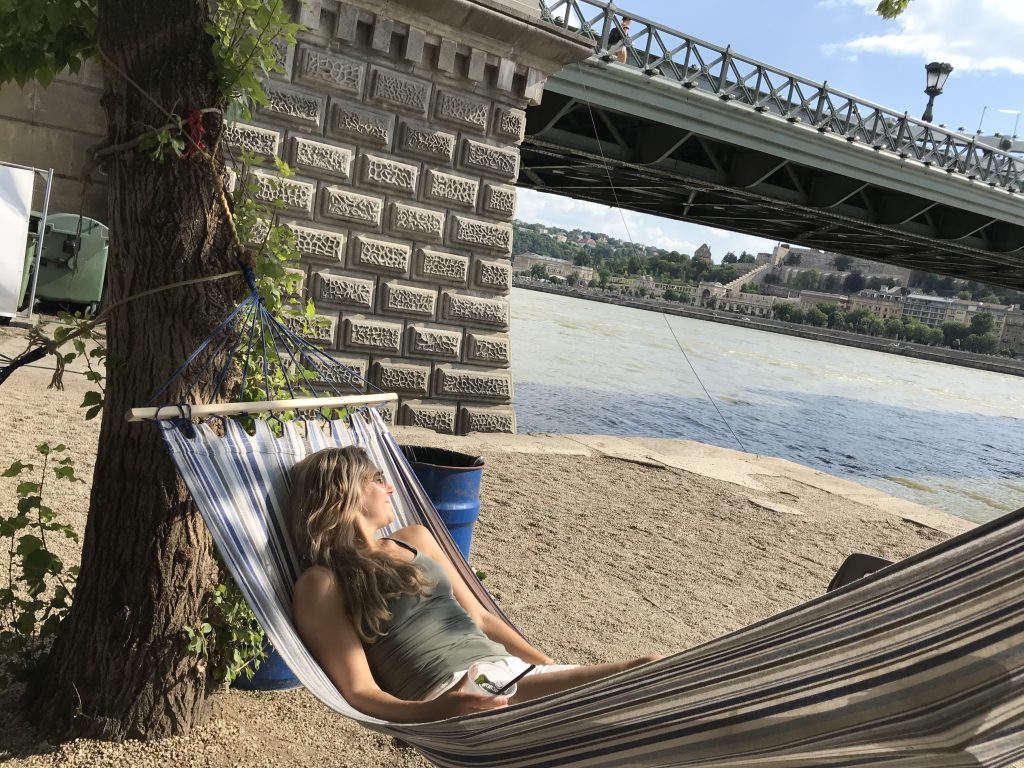 Hangmat aan de Donau Boedapest Hongarije