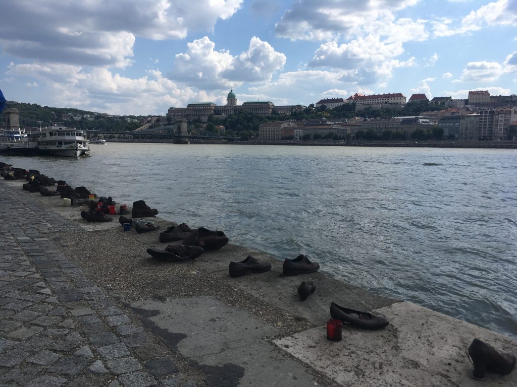 Schoenen op de Donau kade Boedapest Hongarije