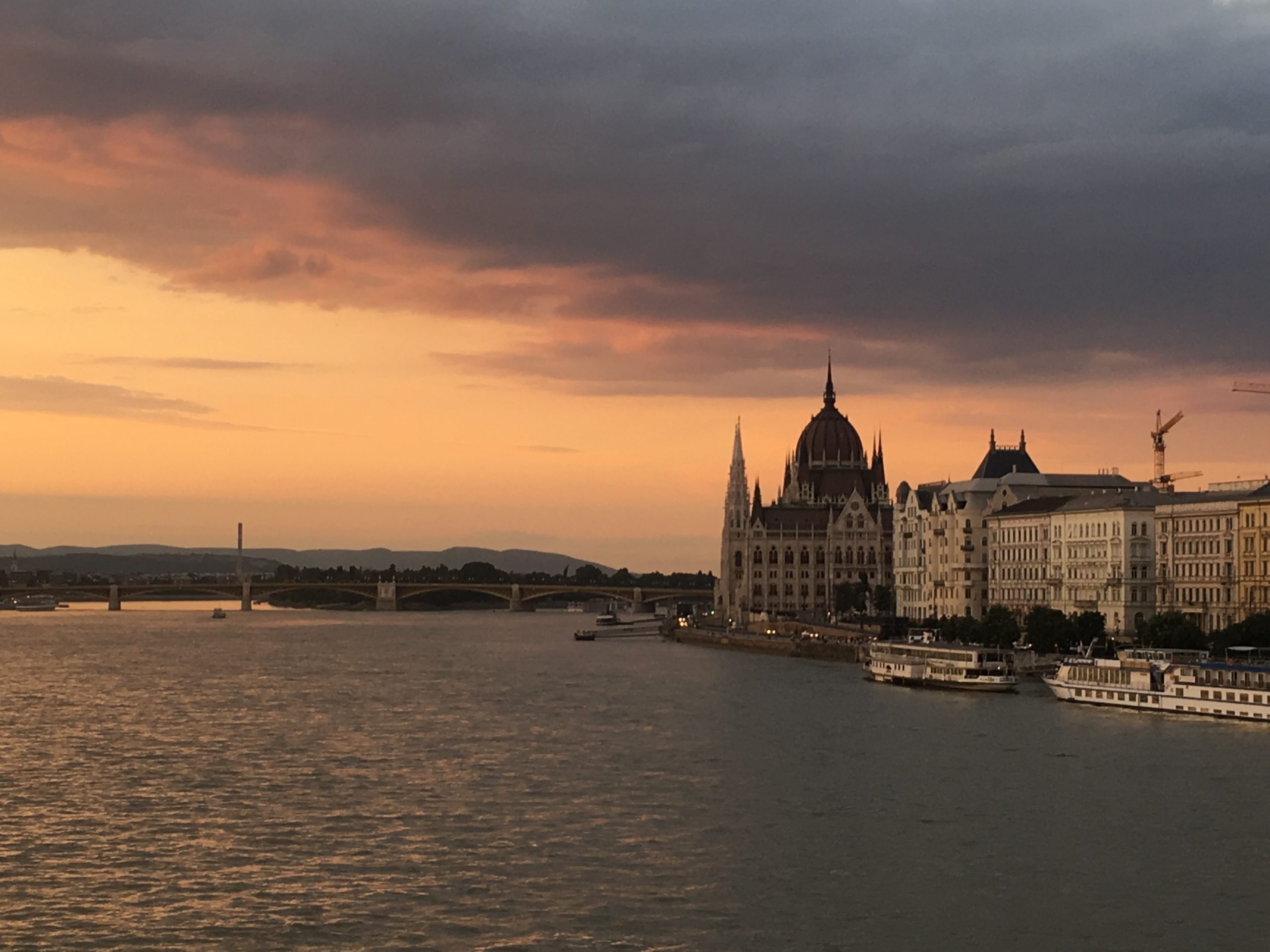 Boedepest met zonsondergang Hongarije